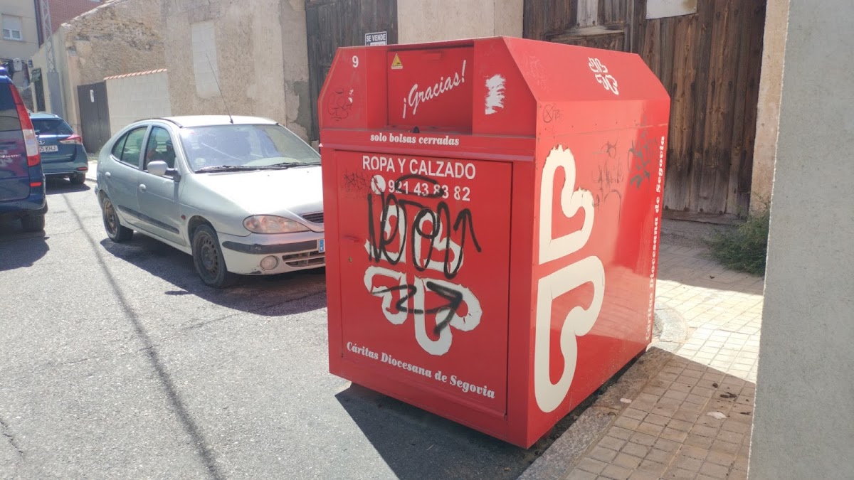 Contenedor recogida ropa Caritas