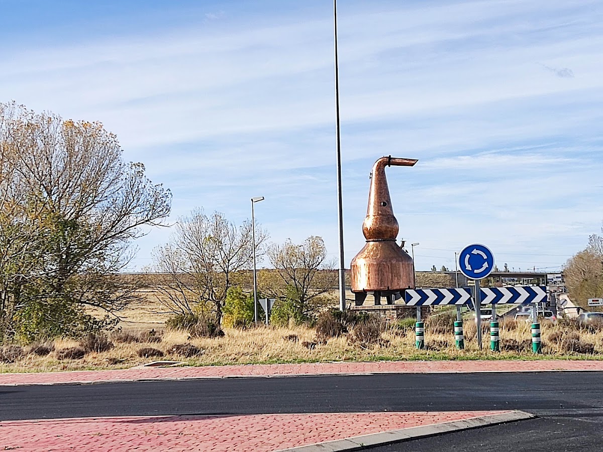 Monumento a la destilería DYC