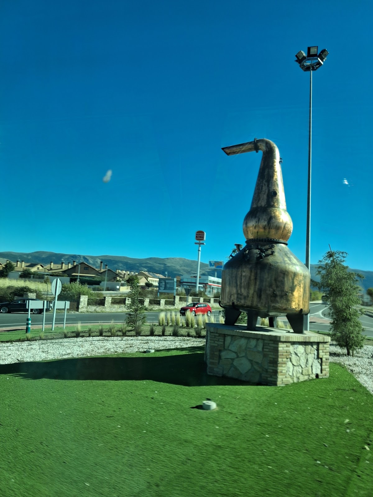 Monumento a la destilería DYC