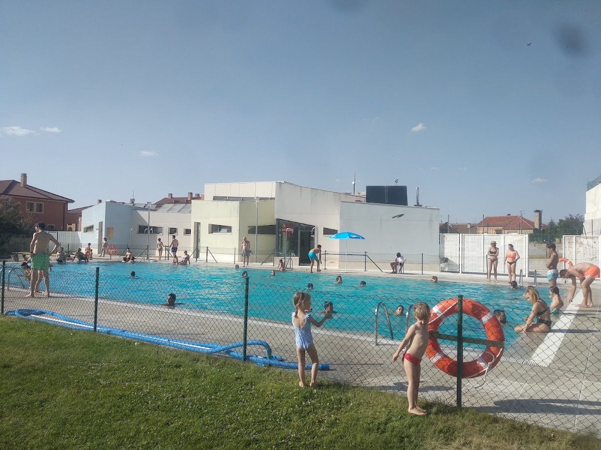 Piscina Municipal de Torrecaballeros